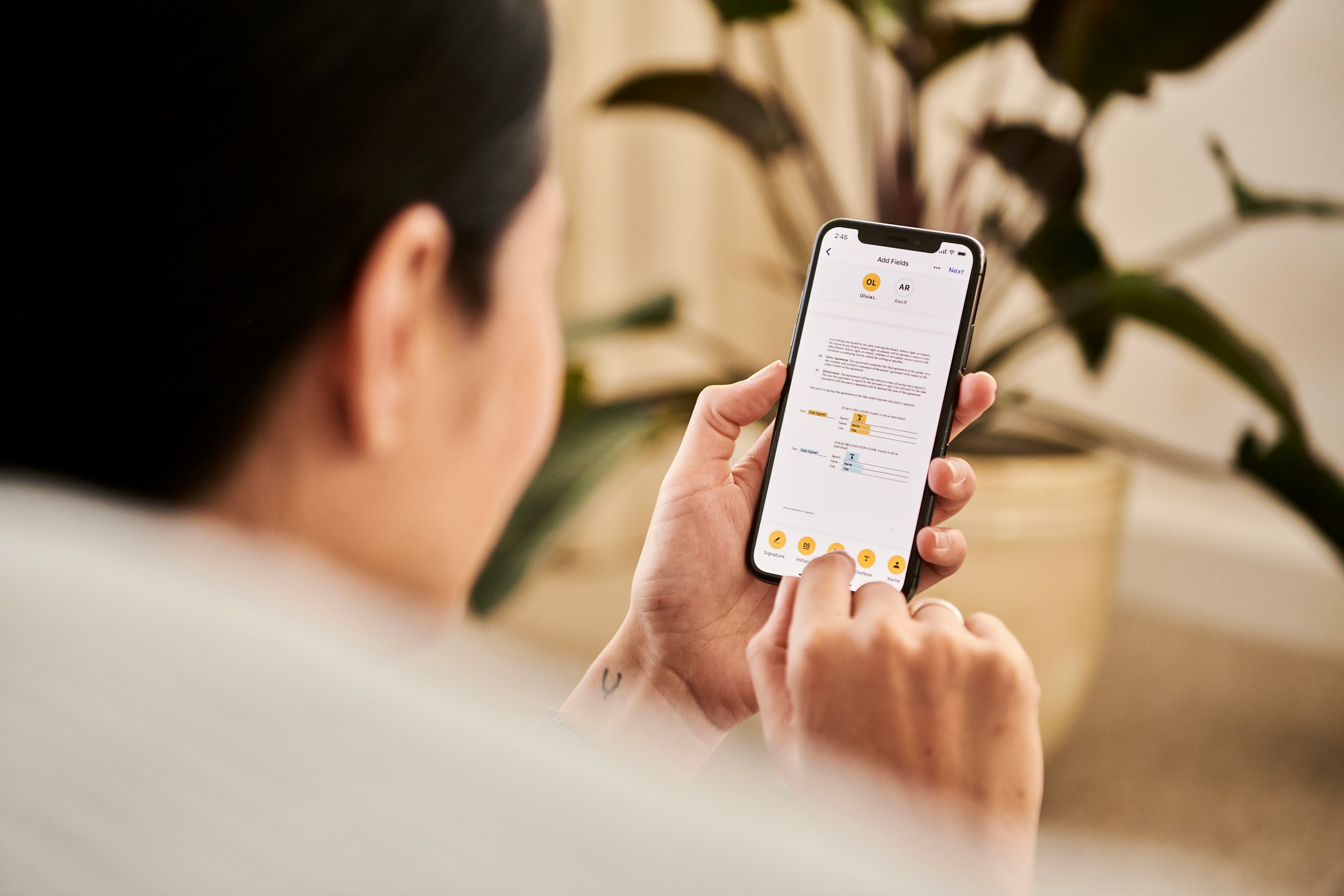Personne consultant son téléphone